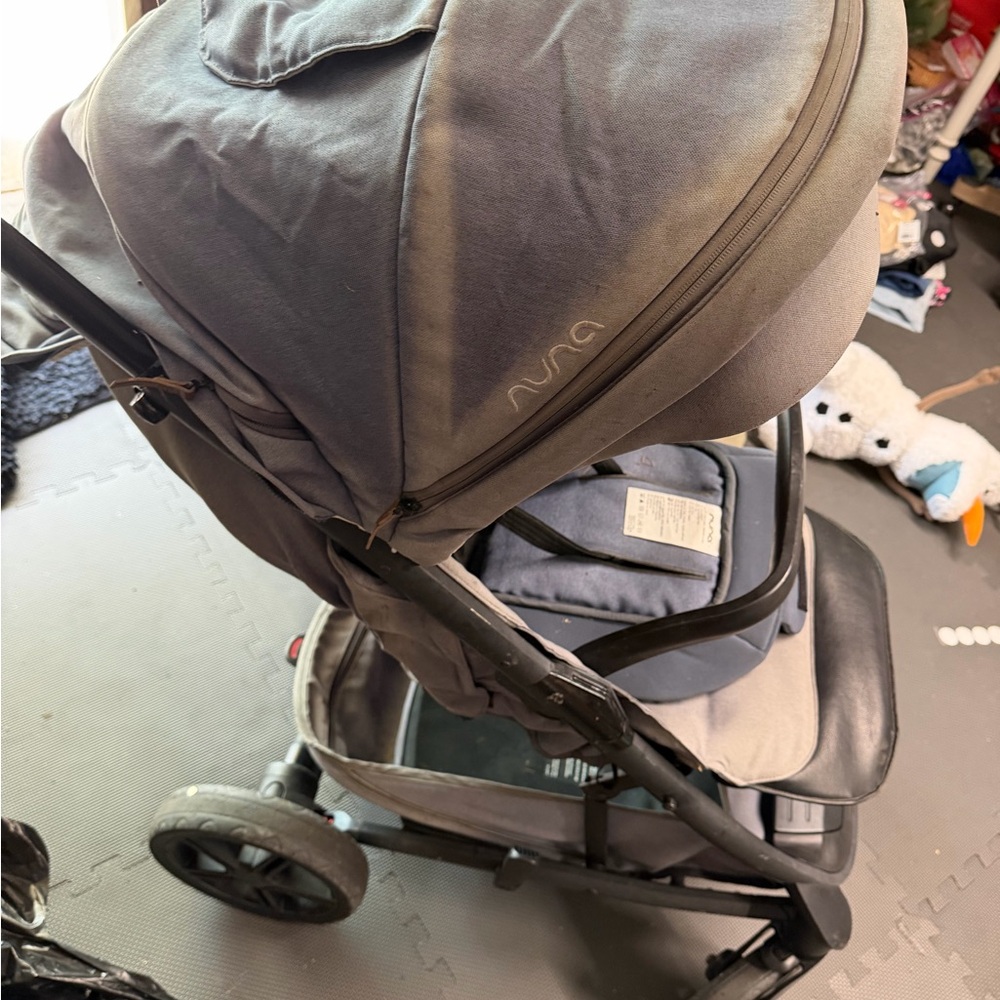 Nuna Tavo Stroller (for parts) 2 back wheels and seat liner are all thats left - Picture 5 of 10